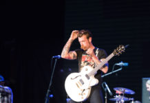 Sopravvissuto al Bataclan attacca i cortei antiarmi Eagles of Death Metal