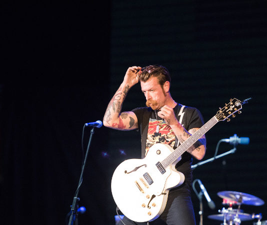 Sopravvissuto al Bataclan attacca i cortei antiarmi Eagles of Death Metal