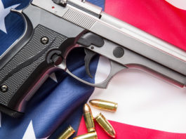 Legge restrittiva in Illinois, i giovani appassionati di armi sperano in Rauner Illinois gun us flag