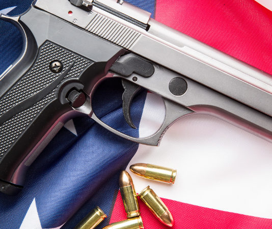 Legge restrittiva in Illinois, i giovani appassionati di armi sperano in Rauner Illinois gun us flag