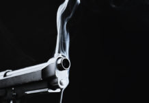 Parte colpo a insegnante durante esercitazione di difesa, ferito studente Dennis Alexander incidente arma Seaside High School