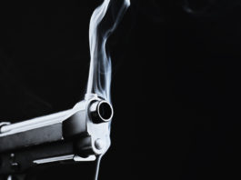 Parte colpo a insegnante durante esercitazione di difesa, ferito studente Dennis Alexander incidente arma Seaside High School