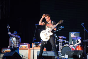 Jesse Hughes, chitarrista degli Eagles of Death Metal e sopravvissuto alla strage del Bataclan, attacca duramente i partecipanti ai cortei antiarmi e le loro richieste di una norma restrittiva sulle armi negli Stati Uniti.