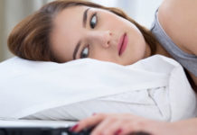 In tre anni quasi raddoppiano i lucani armati. Il Spp: “Nessuna sorpresa” girl gun in bed