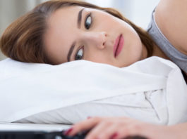 In tre anni quasi raddoppiano i lucani armati. Il Spp: “Nessuna sorpresa” girl gun in bed