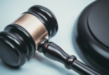 Niente rinnovo del porto d’armi al Dottor Sorriso martello giudice