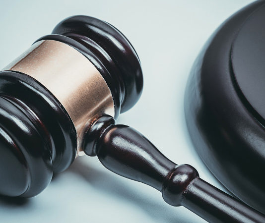 Niente rinnovo del porto d’armi al Dottor Sorriso martello giudice