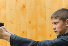 C’è chi chiede l’innalzamento dell’età minima per acquistare un’arma Boy with gun