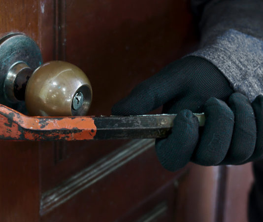 Chiesto rinvio a giudizio per l’oste di Casaletto Lodigiano Burglar breaks door