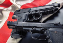 Meno americani considerano prioritario il controllo delle armi Gun us flag