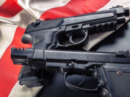 Meno americani considerano prioritario il controllo delle armi Gun us flag