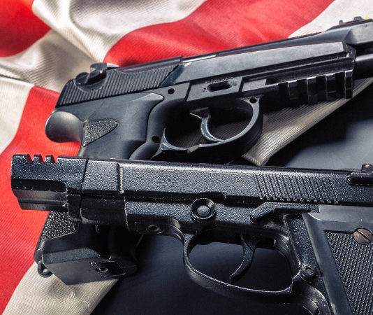 Meno americani considerano prioritario il controllo delle armi Gun us flag