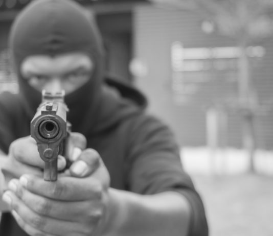 Napoli, rubata arma a vigilante Napoli rapina della pistola a una guardia giurata