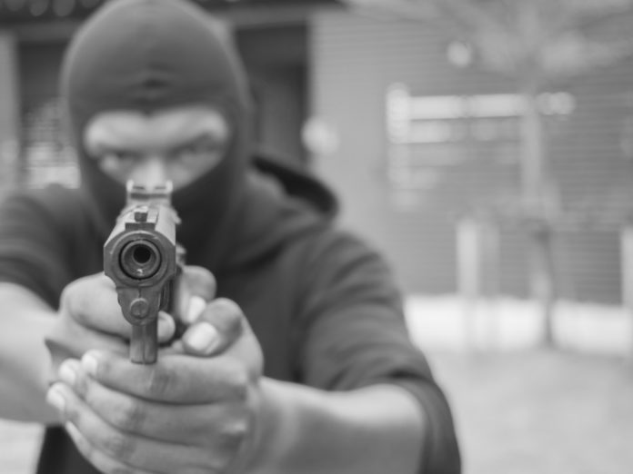 Napoli rapina della pistola a una guardia giurata