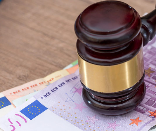 Revocarono ingiustamente porto d’armi, guardia risarcita con 51.794 euro