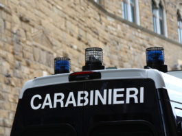 Spara per strada, fa scoprire laboratorio artigianale di armi Baranzate (MI): spara per strada con una scacciacani modificata, carabinieri scoprono laboratorio artigianale di armi nel garage.