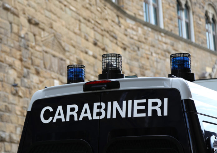 Baranzate (MI): spara per strada con una scacciacani modificata, carabinieri scoprono laboratorio artigianale di armi nel garage.