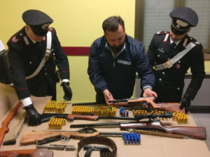 Armi fatte in casa, un arresto a Paola (CS): il blitz dei carabinieri ha portato alla luce cinque armi fabbricate artigianalmente. 