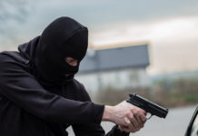 Meno reati, no all’arma per difesa Burglar car street