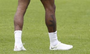 tatuaggio con un fucile sterling