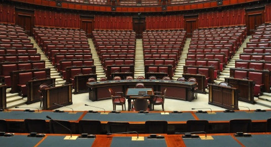 Interrogazione alla Camera sui criteri ostativi al rilascio del porto d’armi Camera dai banchi del governo