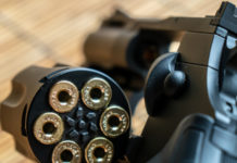 La ricerca sul numero di armi detenute dai civili in Italia e nel mondo revolver aperto con munizioni