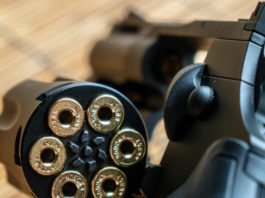 La ricerca sul numero di armi detenute dai civili in Italia e nel mondo revolver aperto con munizioni