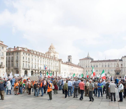 Doppiette in piazza a Torino: ecco la manifestazione di protesta dei cacciatori Protesta dei cacciatori