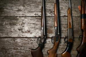 quattro fucili da caccia su pavimento di legno: recepimento della direttiva armi
