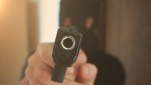 rapinatore mascherato con pistola: bonafede sulla legittima difesa, riforma è priorità