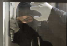 Forza Italia: urgente la discussione sulla legittima difesa Ladro con passamontagna alla finestra: discussione sulla legittima difesa