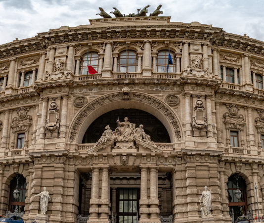 La Cassazione su oblazione del reato e confisca dell’arma facciata del palazzo della Cassazione: oblazione del reato e confisca dell'arma