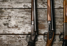 Audizioni al Senato sul recepimento della Direttiva Armi quattro fucili da caccia su pavimento di legno: recepimento della direttiva armi