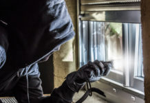 Anche la Camera sulla riforma della legittima difesa rapinatore con passamontagna davanti a finestra con piede di porco