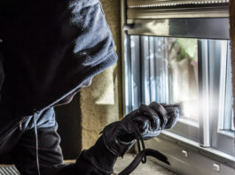 Anche la Camera sulla riforma della legittima difesa rapinatore con passamontagna davanti a finestra con piede di porco