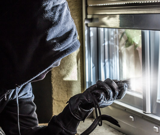 Anche la Camera sulla riforma della legittima difesa rapinatore con passamontagna davanti a finestra con piede di porco