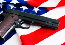 Stati Uniti: la tendenza del numero di armi vendute a giugno pistola su bandiera Stati Uniti