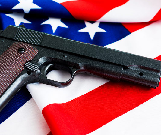 Stati Uniti: la tendenza del numero di armi vendute a giugno pistola su bandiera Stati Uniti
