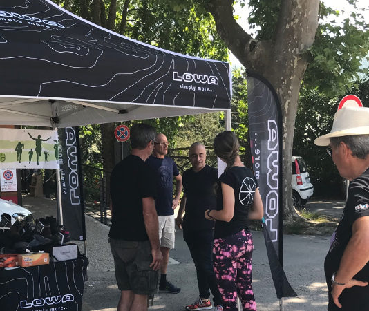 Alla fioritura di Castelluccio Lowa fa provare le scarpe