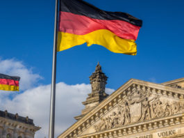 I dati sulle esportazioni di armi tedesche: la polemica delle opposizioni bandiera tedesca sul Bundestag: armi tedesche