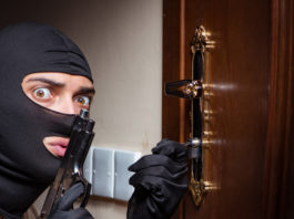 A settembre riprendono discussione e audizioni sulla riforma della legittima difesa rapinatore con passamontagna e pistola davanti a una porta chiusa: riprendono le audizioni sulla riforma della legittima difesa