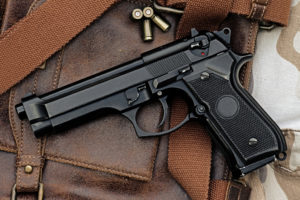 pistola su cuoio con munizioni: trasparenza nell'esportazione di armi leggere