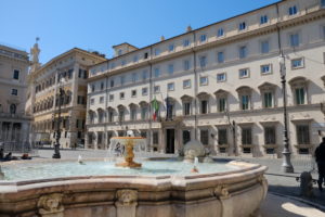 Facciata di palazzo Chigi: il governo Conte approva il decreto che attua la Direttiva armi