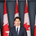 Justin Trudeau con nove bandiere canadesi