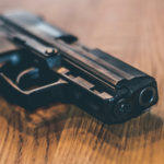 Pistola su tavolo di legno