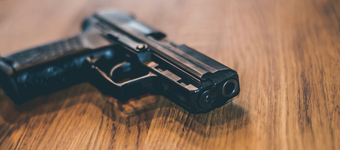 pistola in uso alla polizia tedesca su tavolo di legno