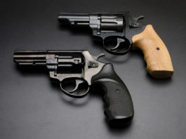 A ottobre seminario di aggiornamento sulla Direttiva Armi un revolver con calcio in legno sopra un revolver con calcio nero: seminario di aggiornamento sulla Direttiva armi