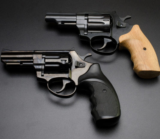 A ottobre seminario di aggiornamento sulla Direttiva Armi un revolver con calcio in legno sopra un revolver con calcio nero: seminario di aggiornamento sulla Direttiva armi