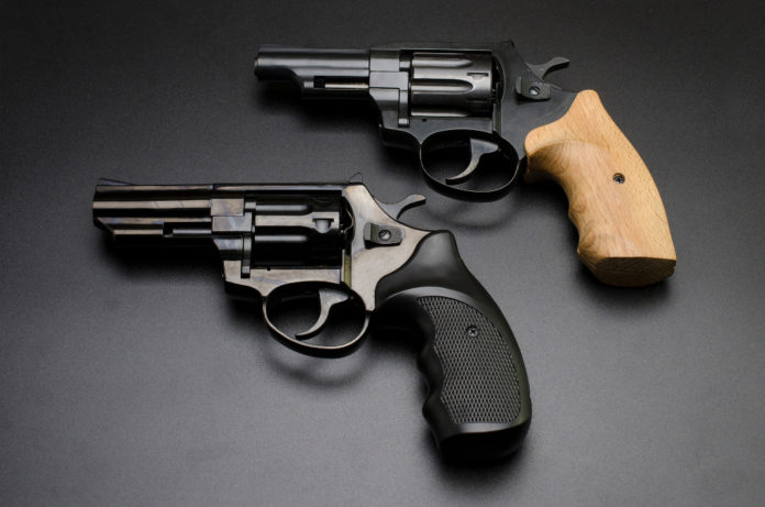 un revolver con calcio in legno sopra un revolver con calcio nero: seminario di aggiornamento sulla Direttiva armi
