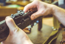 Date e contenuti del terzo corso licenza armi ed esplodenti di Conarmi mani di armaiolo che smontano arma: corso licenza armi ed esplodenti di Conarmi